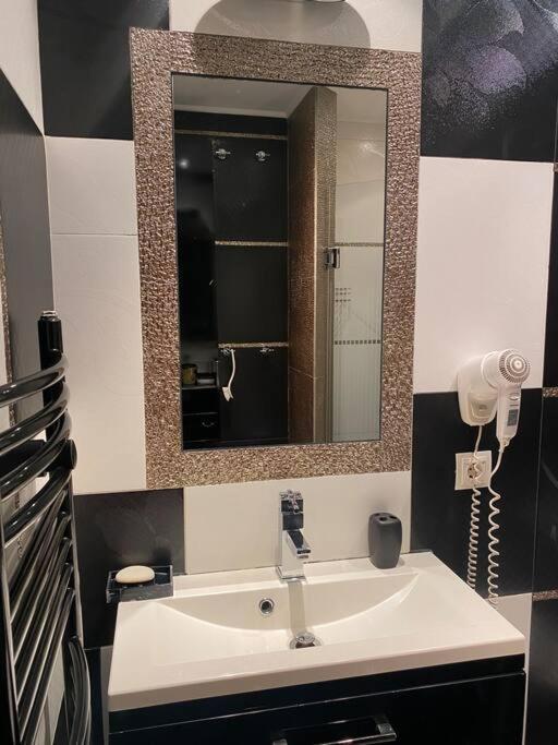 Lovely 1-Bedroom Apartament With Free Parking 索菲亞 外观 照片